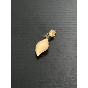 Vintage 1975 Avon Gold-Toned Conch Seashell Peach Pink Lucite Clip-On Earring